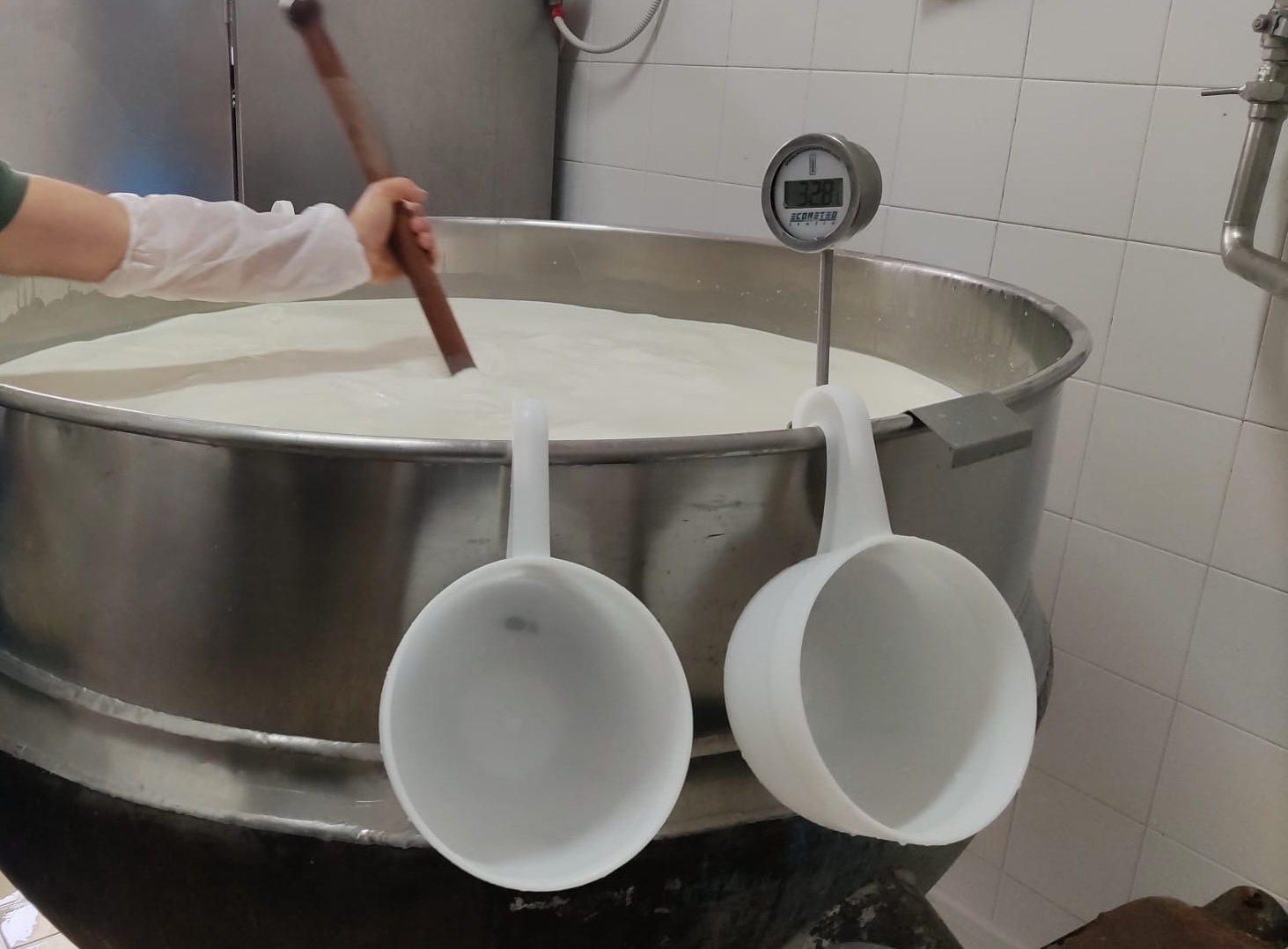 Mescolamento del latte all'interno della caldaia del caseificio
