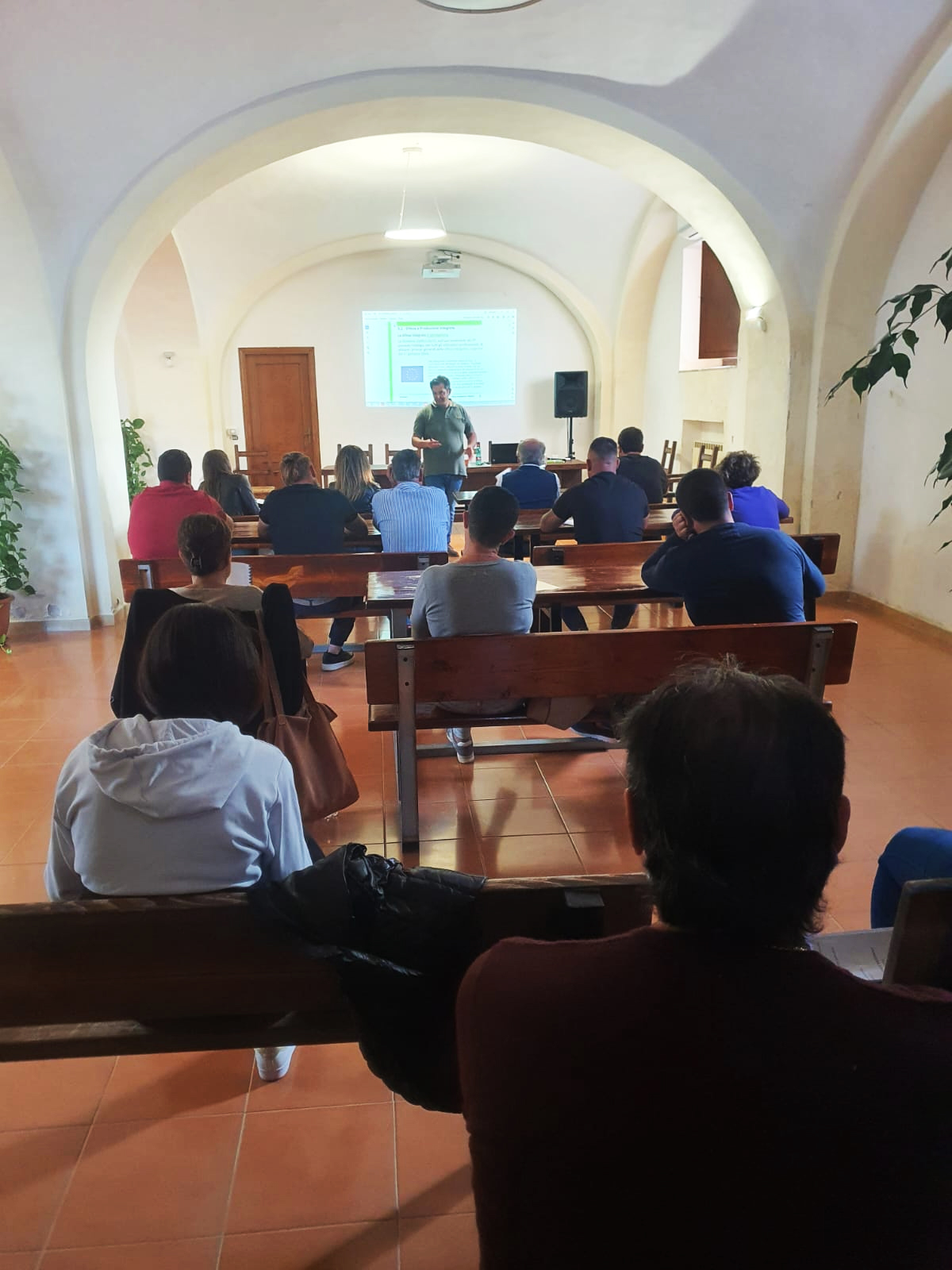 Lezione e formazione AAXA con proiettore